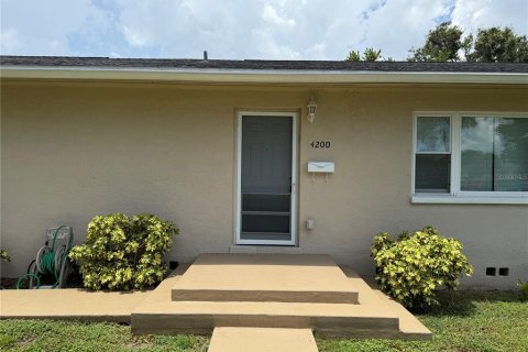 House in Saint Petersburg, Florida 4 bedrooms, 139.35 sq.m. № 1888705 - photo 23