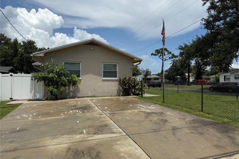House in Saint Petersburg, Florida 4 bedrooms, 139.35 sq.m. № 1888705 - photo 30