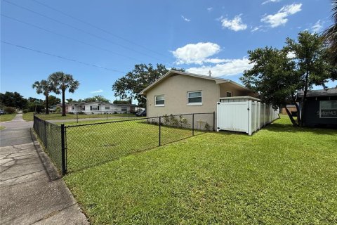 House in Saint Petersburg, Florida 4 bedrooms, 139.35 sq.m. № 1888705 - photo 27