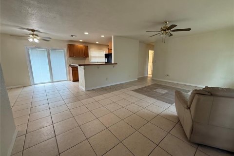 House in Saint Petersburg, Florida 4 bedrooms, 139.35 sq.m. № 1888705 - photo 9
