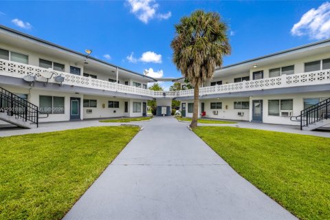 Commercial property in Margate, Florida № 2074975