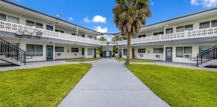 Commercial property in Margate, Florida № 2074975