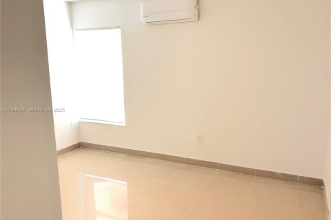 Immobilier commercial à louer à North Miami Beach, Floride: 1 chambre, 152.64 m2 № 1986415 - photo 9