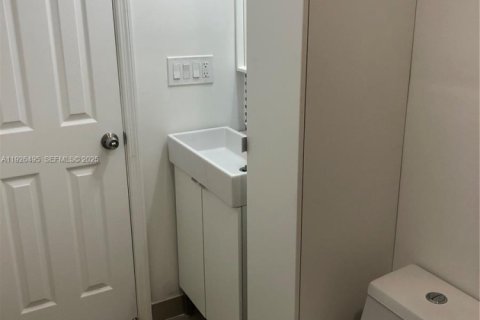 Immobilier commercial à louer à North Miami Beach, Floride: 1 chambre, 152.64 m2 № 1986415 - photo 8