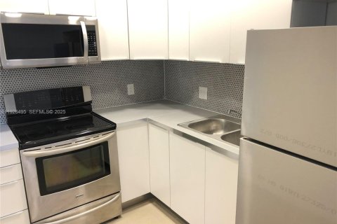 Immobilier commercial à louer à North Miami Beach, Floride: 1 chambre, 152.64 m2 № 1986415 - photo 2