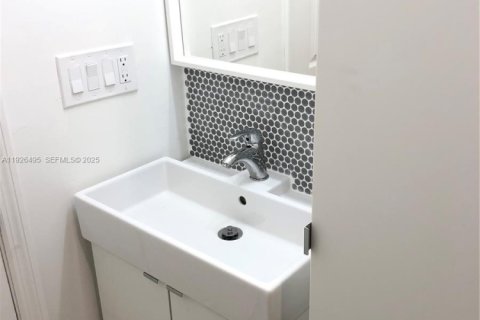 Immobilier commercial à louer à North Miami Beach, Floride: 1 chambre, 152.64 m2 № 1986415 - photo 6