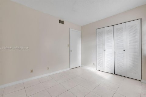 Condo in Coral Springs, Florida, 2 bedrooms  № 1991747 - photo 15