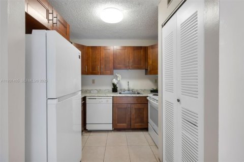Condo in Coral Springs, Florida, 2 bedrooms  № 1991747 - photo 7