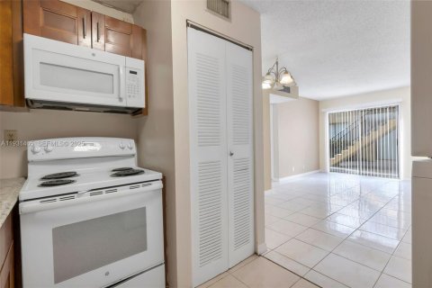 Condo in Coral Springs, Florida, 2 bedrooms  № 1991747 - photo 8