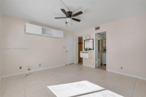 Condo in Coral Springs, Florida, 2 bedrooms  № 1991747 - photo 13