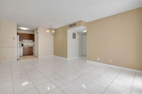 Condo in Coral Springs, Florida, 2 bedrooms  № 1991747 - photo 3