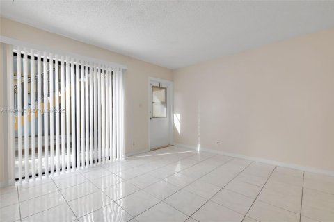 Condo in Coral Springs, Florida, 2 bedrooms  № 1991747 - photo 6