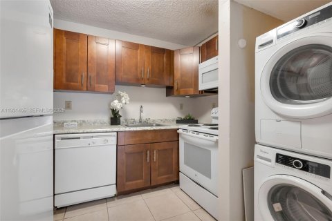 Condo in Coral Springs, Florida, 2 bedrooms  № 1991747 - photo 9