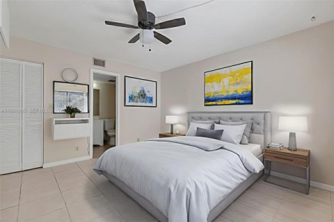 Condo in Coral Springs, Florida, 2 bedrooms  № 1991747 - photo 11