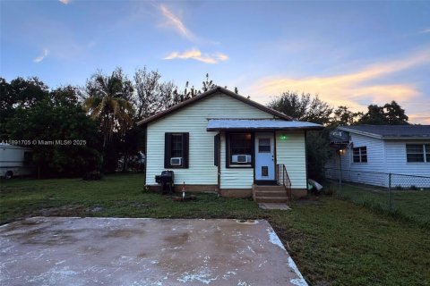 House in Dania Beach, Florida 3 bedrooms, 75.81 sq.m. № 1943887 - photo 4