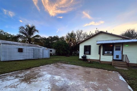 House in Dania Beach, Florida 3 bedrooms, 75.81 sq.m. № 1943887 - photo 3