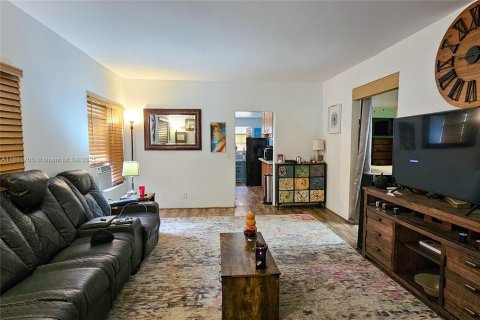 House in Dania Beach, Florida 3 bedrooms, 75.81 sq.m. № 1943887 - photo 8