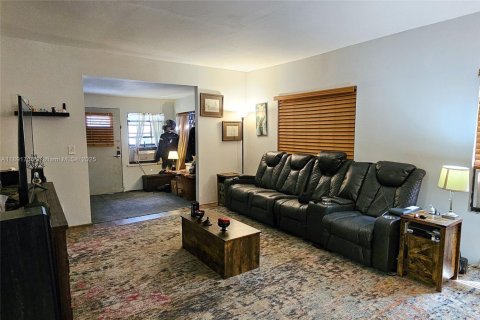 House in Dania Beach, Florida 3 bedrooms, 75.81 sq.m. № 1943887 - photo 7