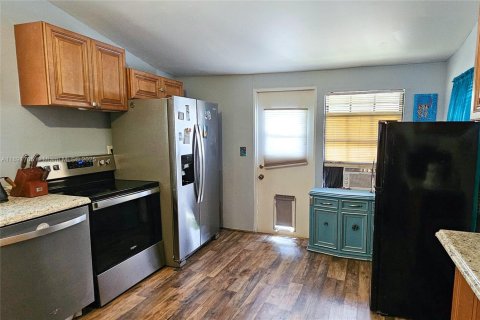 House in Dania Beach, Florida 3 bedrooms, 75.81 sq.m. № 1943887 - photo 12