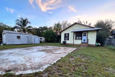 House in Dania Beach, Florida 3 bedrooms, 75.81 sq.m. № 1943887 - photo 1