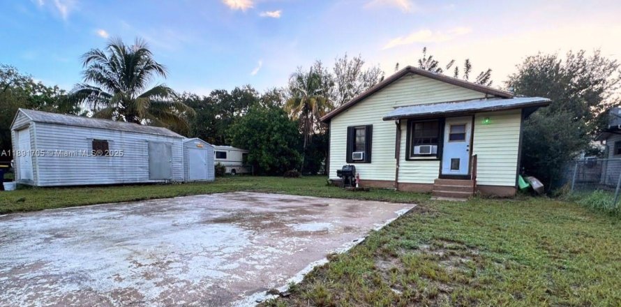 House in Dania Beach, Florida 3 bedrooms, 75.81 sq.m. № 1943887