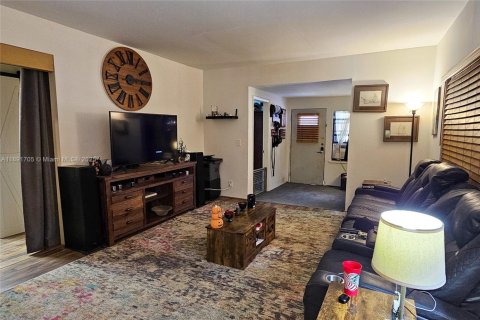 House in Dania Beach, Florida 3 bedrooms, 75.81 sq.m. № 1943887 - photo 6