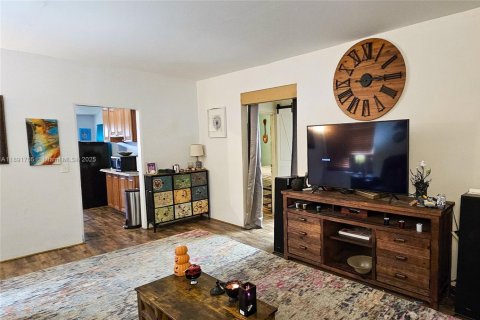 House in Dania Beach, Florida 3 bedrooms, 75.81 sq.m. № 1943887 - photo 10