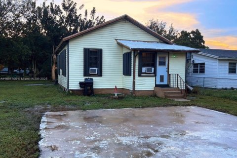 House in Dania Beach, Florida 3 bedrooms, 75.81 sq.m. № 1943887 - photo 2