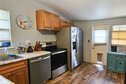 House in Dania Beach, Florida 3 bedrooms, 75.81 sq.m. № 1943887 - photo 11