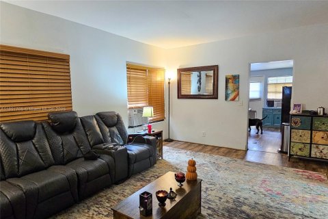 House in Dania Beach, Florida 3 bedrooms, 75.81 sq.m. № 1943887 - photo 9