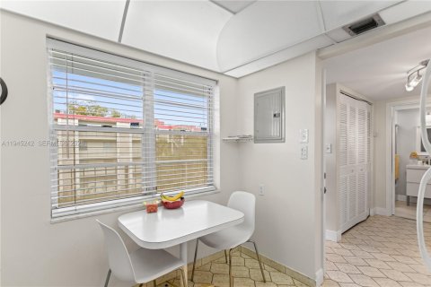 Condominio en venta en Lauderdale Lakes, Florida, 1 dormitorio, 65.5 m2 № 2088893 - foto 5