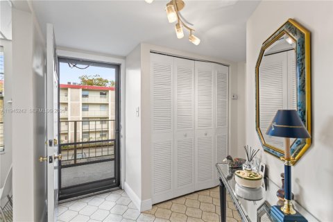 Condominio en venta en Lauderdale Lakes, Florida, 1 dormitorio, 65.5 m2 № 2088893 - foto 6