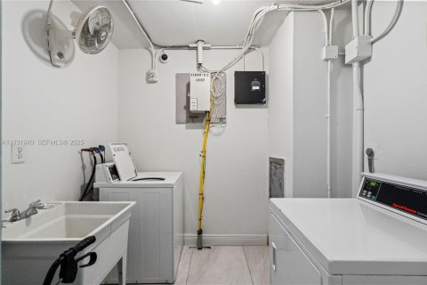 Copropriété à vendre à Hallandale Beach, Floride: 1 chambre, 80.82 m2 № 1990937 - photo 28