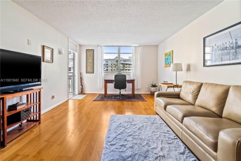 Copropriété à vendre à Hallandale Beach, Floride: 1 chambre, 80.82 m2 № 1990937 - photo 3