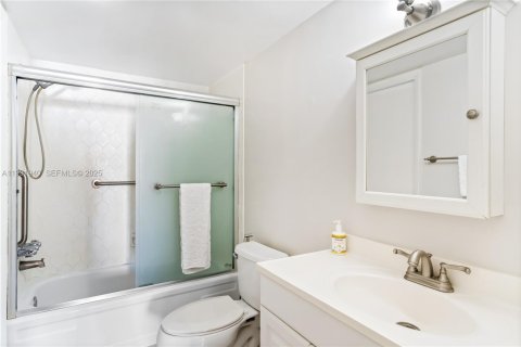 Copropriété à vendre à Hallandale Beach, Floride: 1 chambre, 80.82 m2 № 1990937 - photo 18