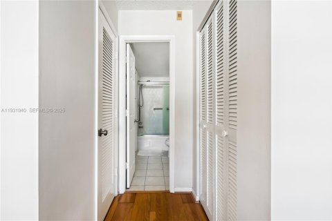 Copropriété à vendre à Hallandale Beach, Floride: 1 chambre, 80.82 m2 № 1990937 - photo 17