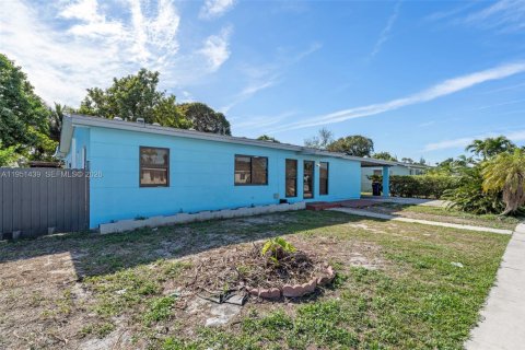 Купить виллу или дом в Майами-Гарденс, Флорида 4 спальни, 179.3м2, № 2007654 - фото 2