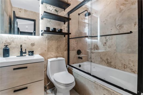 Купить виллу или дом в Майами, Флорида 5 спален, 234.21м2, № 2035943 - фото 13