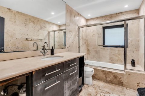 Купить виллу или дом в Майами, Флорида 5 спален, 234.21м2, № 2035943 - фото 17