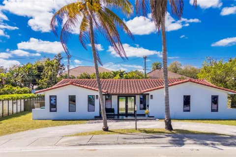House in Miami, Florida 5 bedrooms, 234.21 sq.m. № 2035943