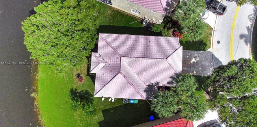 Villa ou maison à Coral Springs, Floride 4 chambres, 191.29 m2 № 1946843