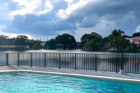 Copropriété à vendre à Hialeah, Floride: 2 chambres, 71.63 m2 № 1922263 - photo 2
