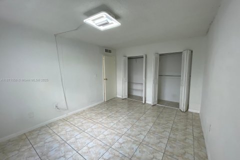 Copropriété à vendre à Hialeah, Floride: 2 chambres, 71.63 m2 № 1922263 - photo 11