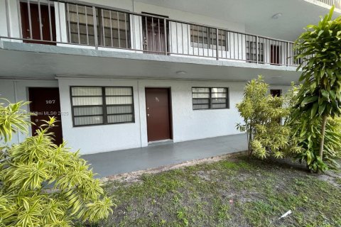 Copropriété à vendre à Hialeah, Floride: 2 chambres, 71.63 m2 № 1922263 - photo 3