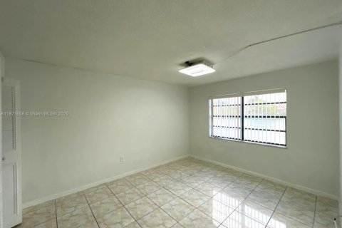 Copropriété à vendre à Hialeah, Floride: 2 chambres, 71.63 m2 № 1922263 - photo 12