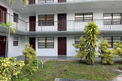 Copropriété à vendre à Hialeah, Floride: 2 chambres, 71.63 m2 № 1922263 - photo 18