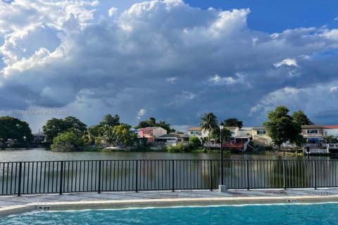 Copropriété à vendre à Hialeah, Floride: 2 chambres, 71.63 m2 № 1922263 - photo 1