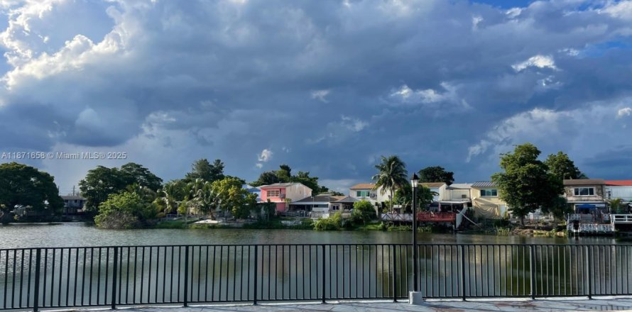 Condo à Hialeah, Floride, 2 chambres № 1922263