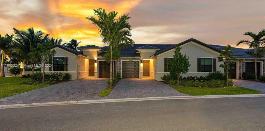House in Delray Beach, Florida 3 bedrooms, 135.27 sq.m. № 1377280