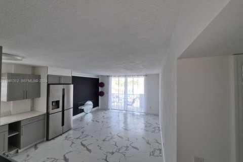Copropriété à vendre à North Miami Beach, Floride: 2 chambres, 101.64 m2 № 2046883 - photo 2